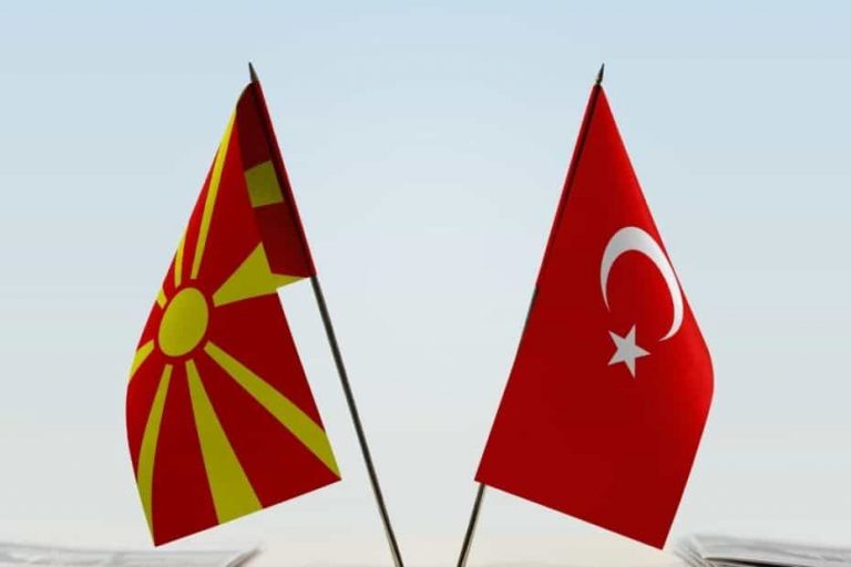 Τούς «παραδώσαμε» τό ὄνομα Μακεδονία καί αὐτοί ὑπογράφουν συμφωνίες μέ τούς Τούρκους.