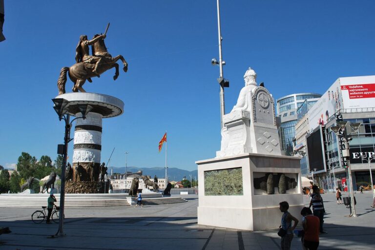 Σκόπια: Τα αγάλματα επανέρχονται, τα μέτωπα αυξάνονται.